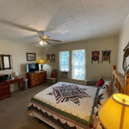 Carriage Inn - Utopia Suite 4